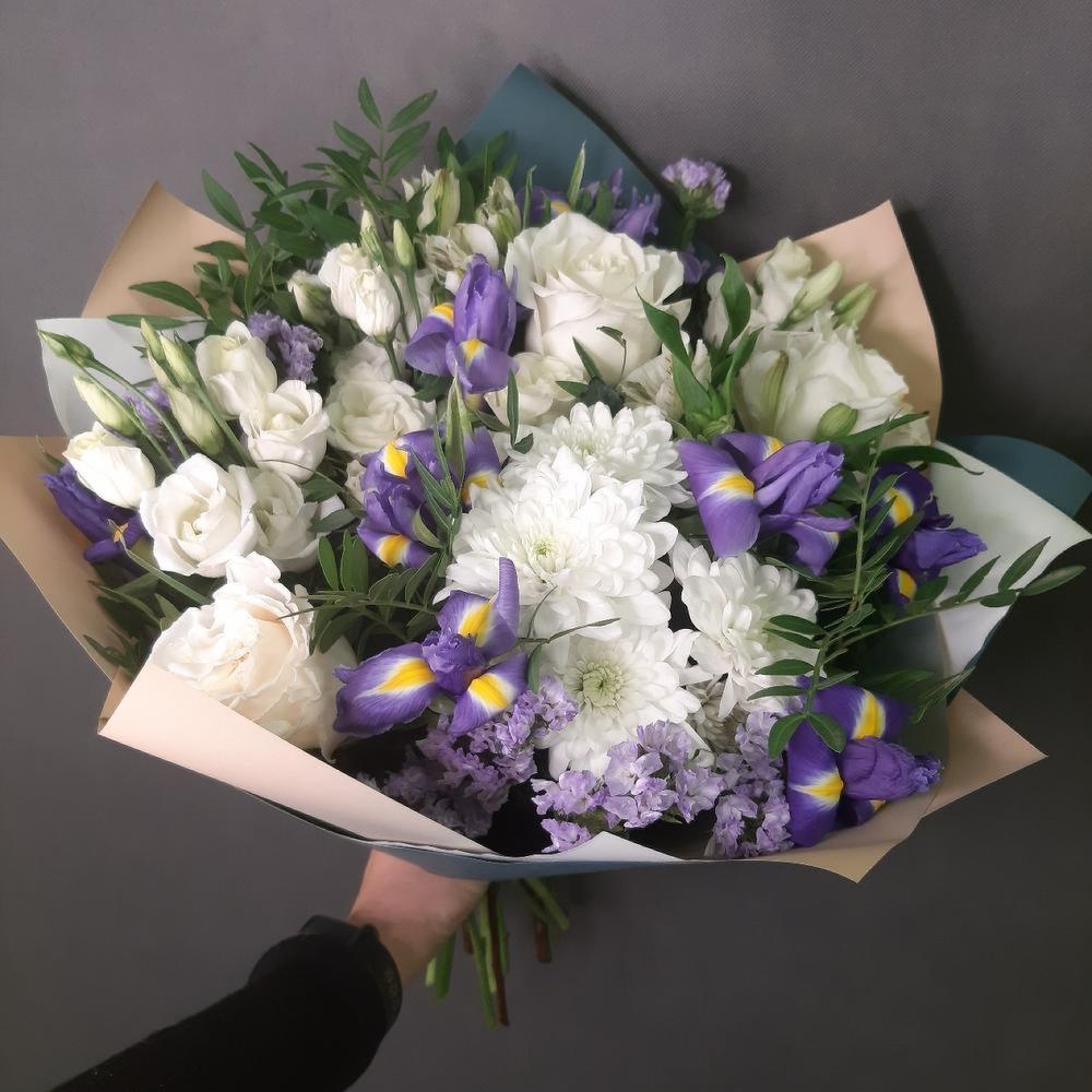 Букет из ирисов, роз и лизиантуса