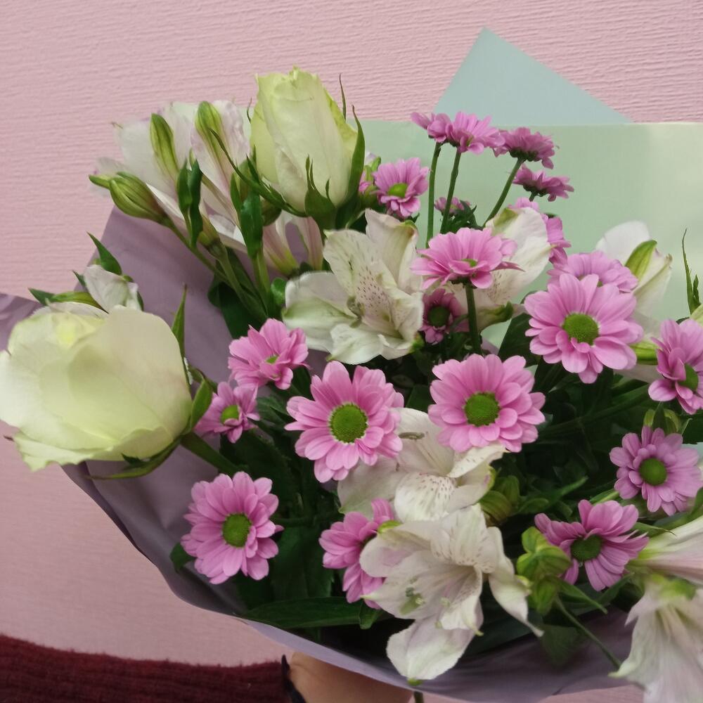 Букет с розой, альстромерией и хризантемой