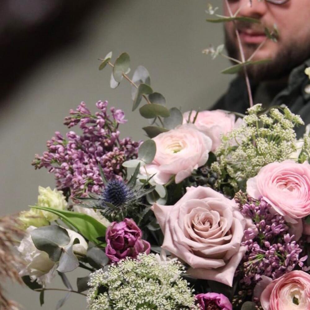 Букет с тюльпанами, нарциссами, сиренью и лютиками