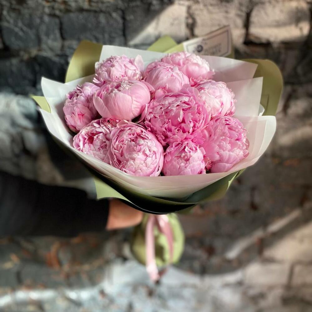 Букет из 11 пионов в дизайнерской упаковке 