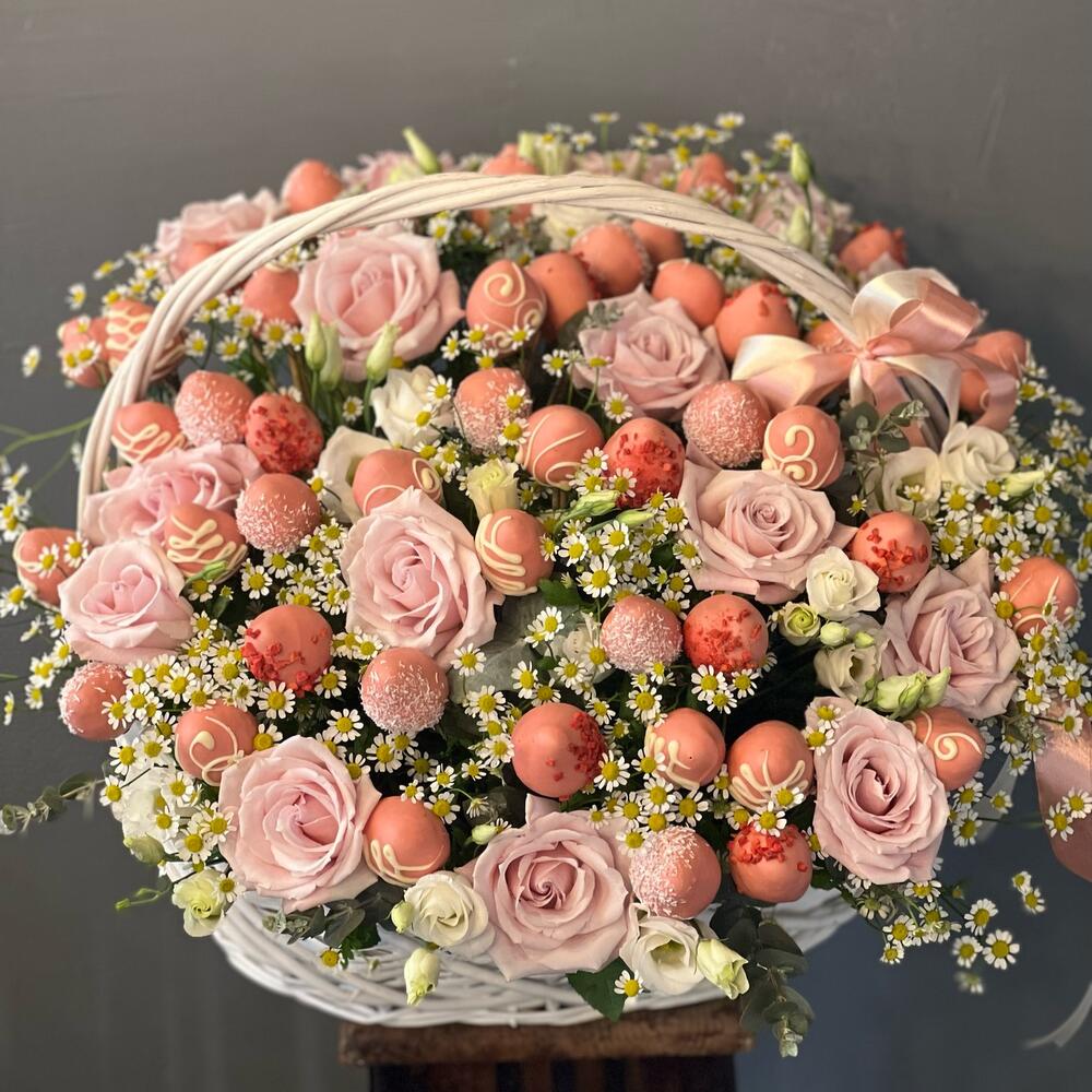 Корзина с клубникой, розовыми розами и ромашками