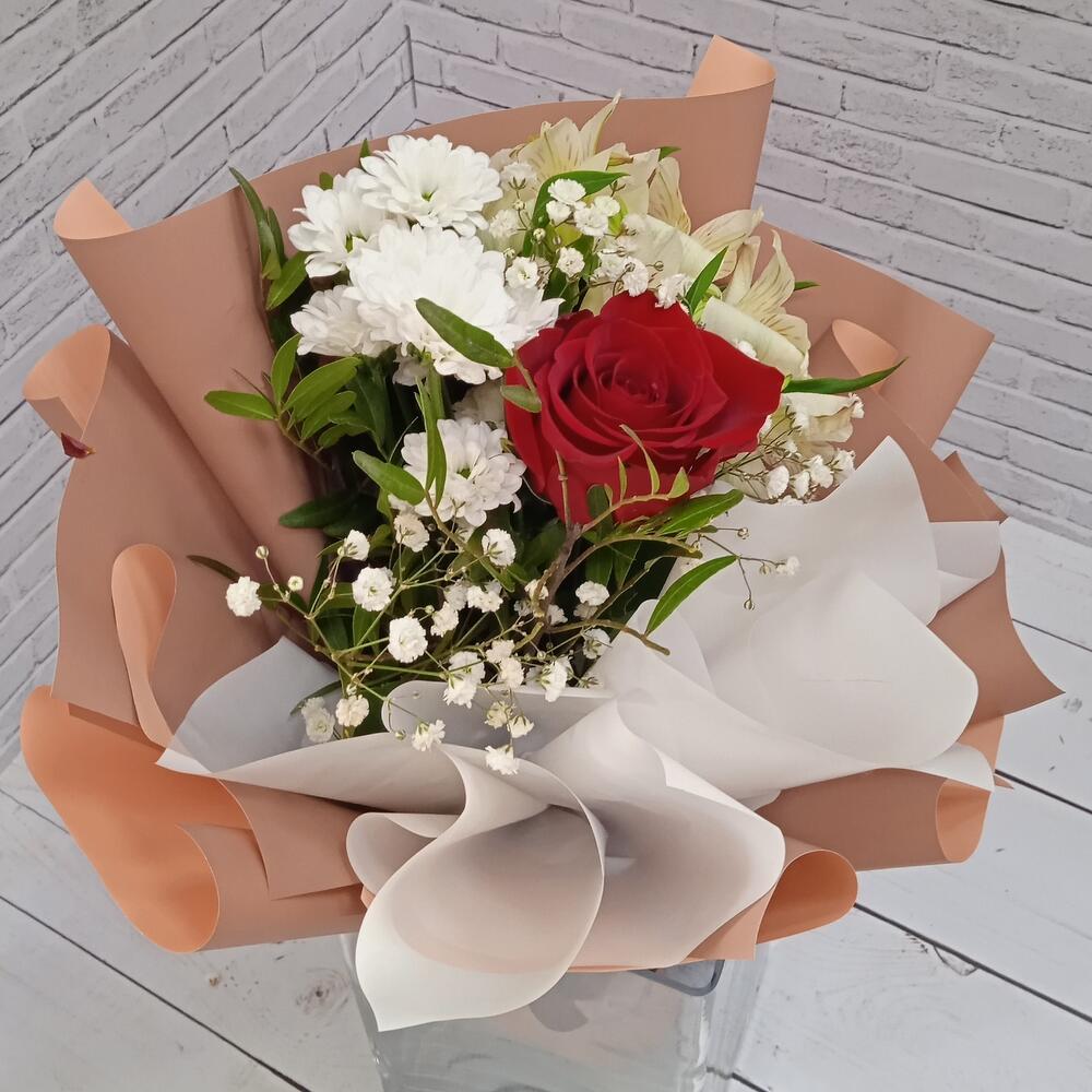 Букет с розой хризантемой, альстроемерией с зеленью и гипсофилой