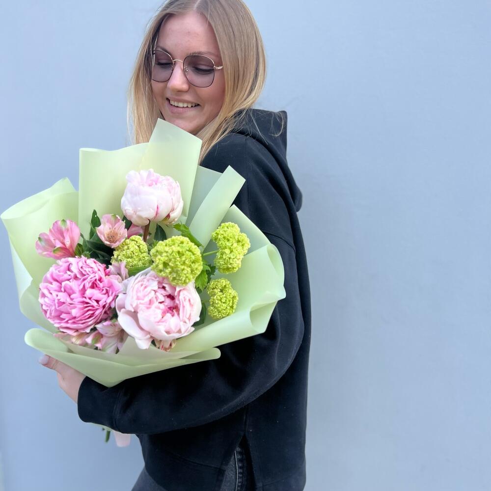 Букет «Маринелли» (пионы, вибурнум, альстромерия)