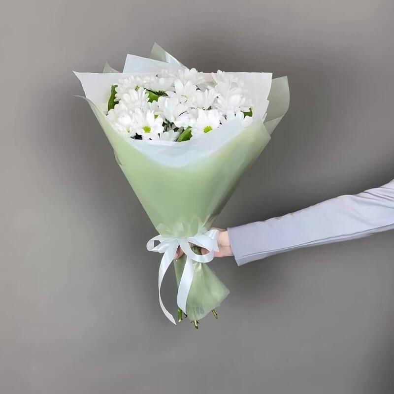 Букет хризантем (ромашковидных) с салалом, 5 шт