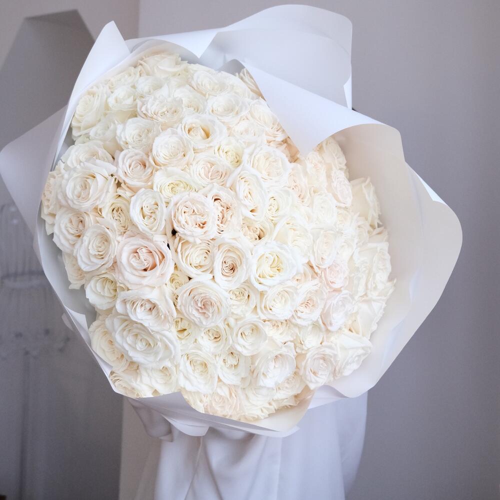 Стильный монобукет из белых роз Стильный монобукет из белых роз