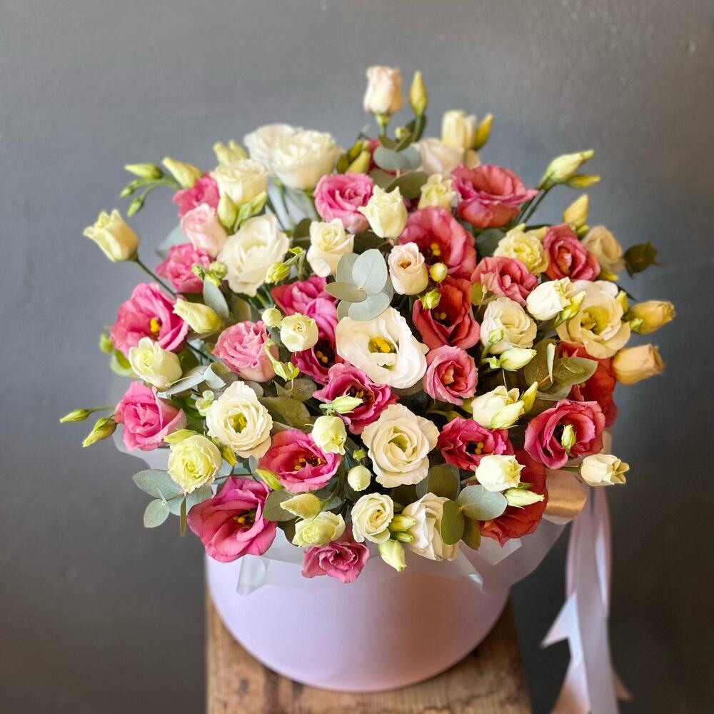 Цветы в коробке в красивом розовом цвете на день рождения, маме, сестре, подруге, без повода