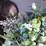 мимозой и нарциссами