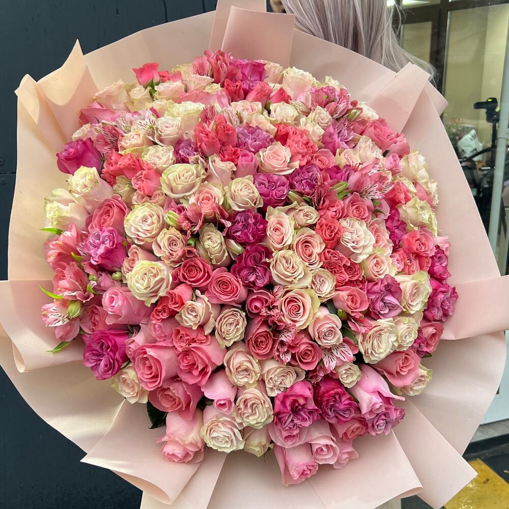 Огромный букет в ярких тонах