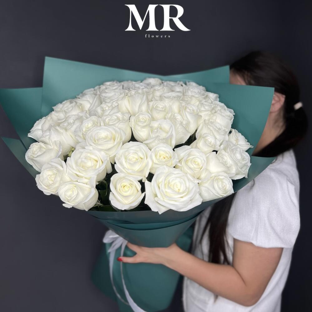 25 белых роз